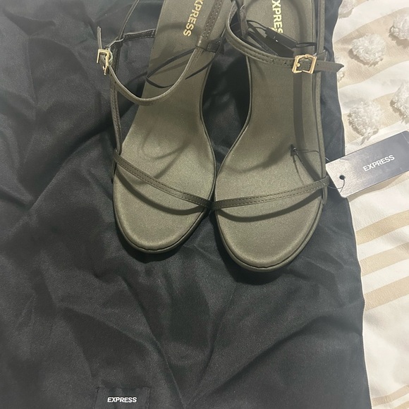 Express Strappy Sandals Olive color size 7 NWT and dustbag - Picture 2 of 6